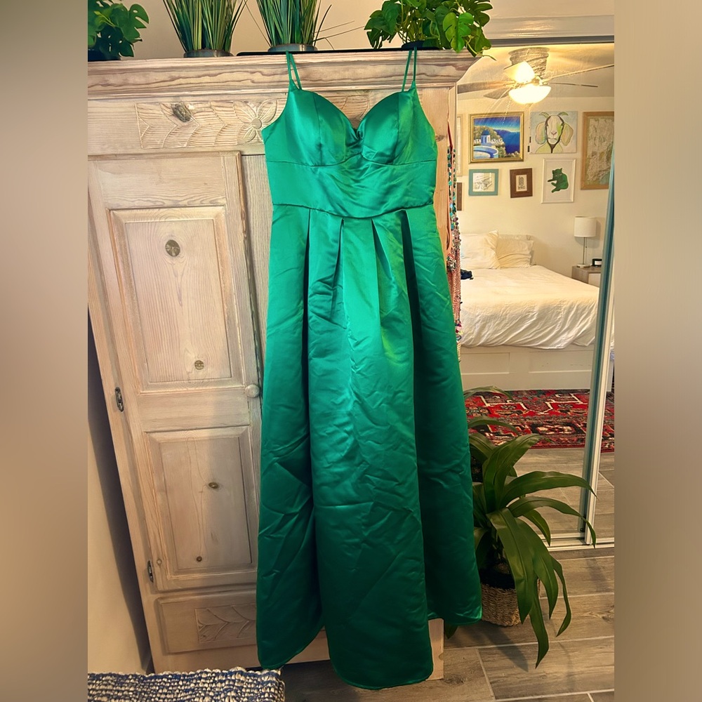 Emerald Green Sweetheart neckline full length evening gown